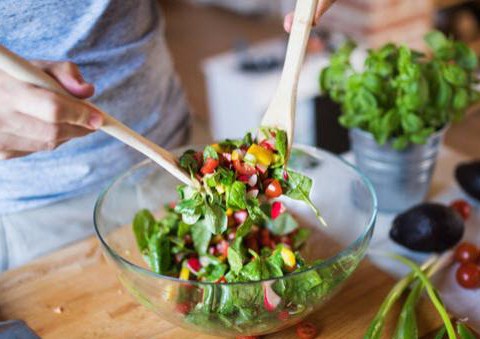 them mon salad nay vao thuc don bua toi chi em se thay cong dung tuyet voi khi man Thêm món salad này vào thực đơn bữa tối, chị em sẽ thấy công dụng tuyệt vời khi màn đêm buông xuống