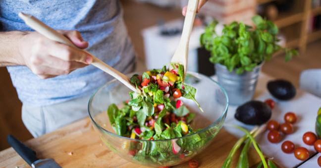 Thêm món salad này vào thực đơn bữa tối, chị em sẽ thấy công dụng tuyệt vời khi màn đêm buông xuống