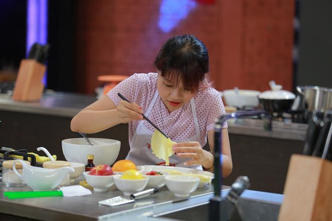 Thí sinh MasterChef làm món tráng miệng từ thịt và phô mai