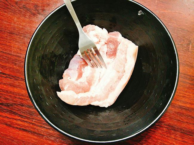 Thịt ba chỉ chiên mắm giòn tan, đậm đà, ăn cơm hay nhắm rượu đều tuyệt nhất