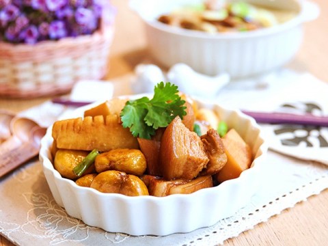 thit ba chi kho mang nong hoi Thịt ba chỉ kho măng nóng hổi