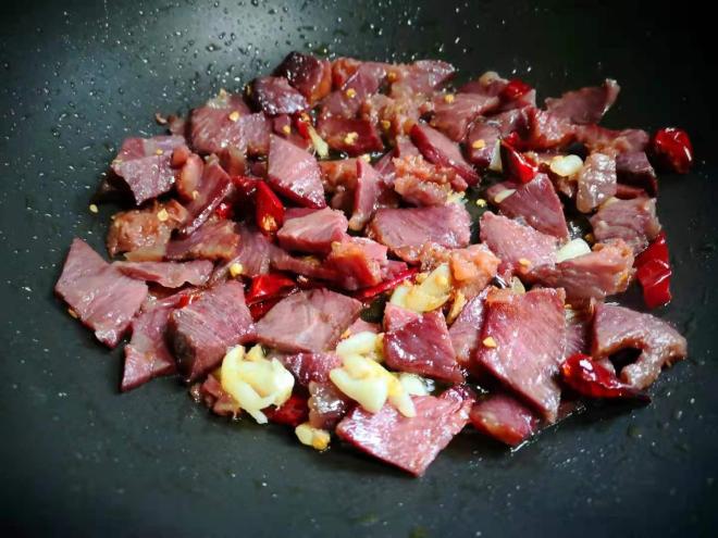 Thịt bò xào với loại rau bình dân này thành món ngon, đại bổ