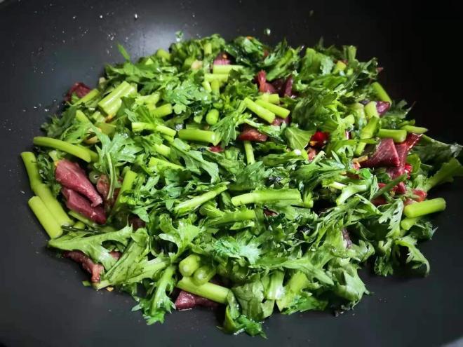 Thịt bò xào với loại rau bình dân này thành món ngon, đại bổ