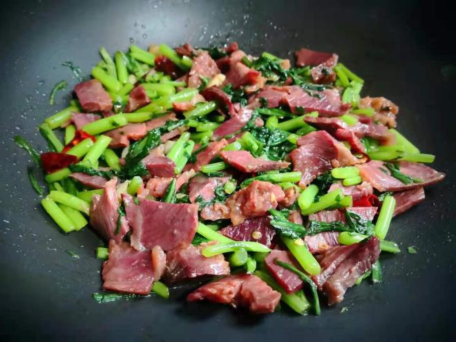 Thịt bò xào với loại rau bình dân này thành món ngon, đại bổ