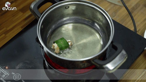 Thịt gà cuộn lá dứa chiên thơm lừng lôi cuốn vị giác