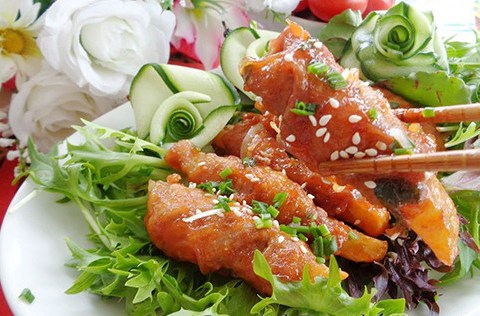 thit heo cuon khoai tay sot ca chua thom ngon la mieng Thịt heo cuộn khoai tây sốt cà chua thơm ngon, lạ miệng