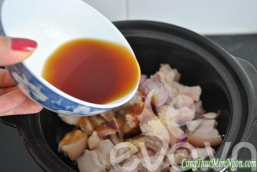 Thịt lợn kho dưa chua hấp dẫn, ngon miệng