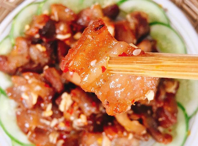 Thịt lợn rang tỏi ớt thơm nức