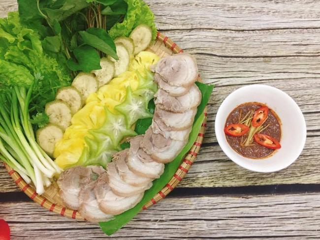 Thịt luộc cuốn bánh tráng chấm mắm tép