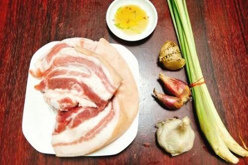 Thịt nướng thơm, hương vị đậm đà, rất dễ ăn mà không tốn quá nhiều công sức chế biến.