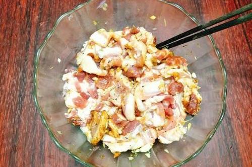Thịt nướng thơm, hương vị đậm đà, rất dễ ăn mà không tốn quá nhiều công sức chế biến.