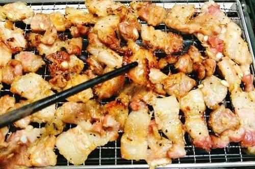Thịt nướng thơm, hương vị đậm đà, rất dễ ăn mà không tốn quá nhiều công sức chế biến.