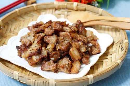Thịt nướng thơm, hương vị đậm đà, rất dễ ăn mà không tốn quá nhiều công sức chế biến.