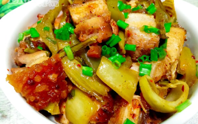 Thịt quay giòn bì kho cải chua ngon vô đối, thơm nức mũi khiến hàng xóm cũng phát thèm