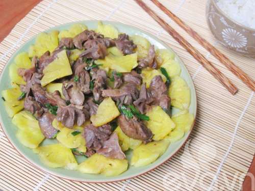Thịt vịt xào dứa nhanh gọn mà hấp dẫn