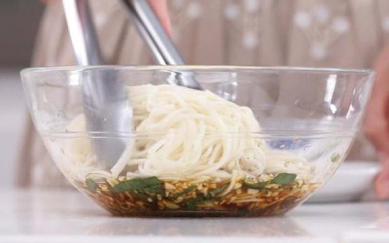 Thời tiết nóng nực, ăn mì trộn chua cay kiểu Thái là chuẩn đấy!