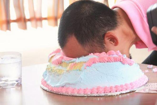 Thứ kinh hoàng ẩn trong trò chơi úp bánh kem lên mặt
