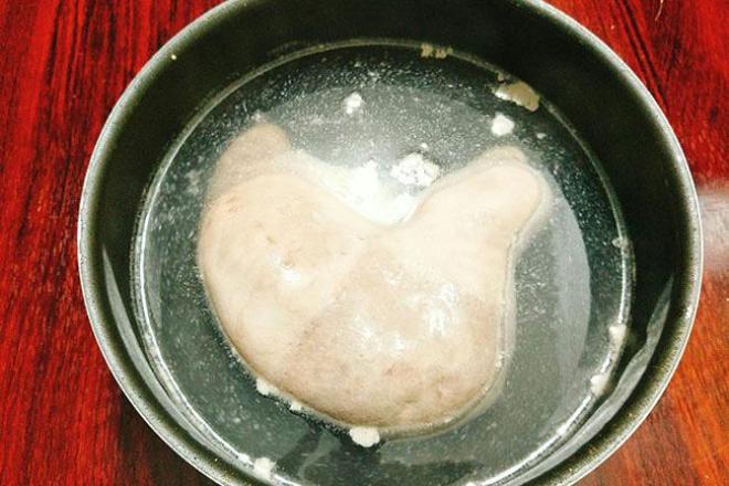 Thử thêm thìa này khi rửa, đảm bảo lòng hết sạch mùi hôi, luộc giòn, ngon sần sật