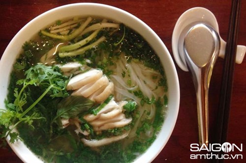 Thưởng thức phở gà Đông Tảo tại Hà Nội