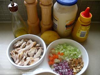 Thưởng thức salad gà thơm ngon