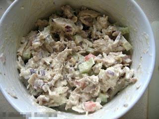 Thưởng thức salad gà thơm ngon