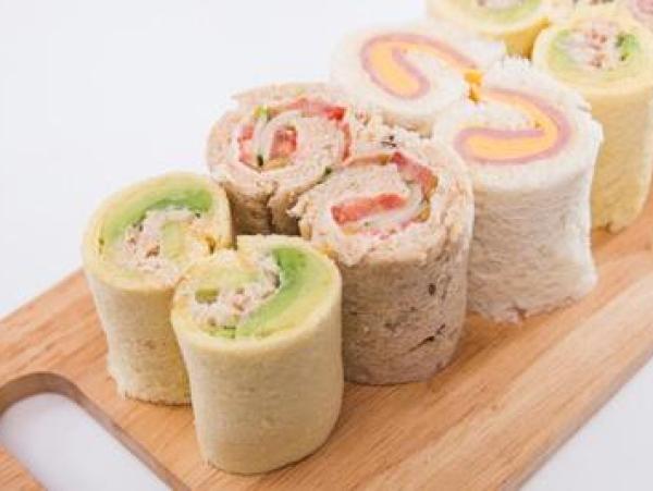 Thưởng thức sandwich cuộn lạ miệng và đẹp mắt đúng chuẩn nhà hàng