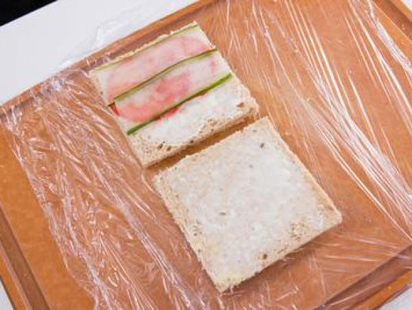 Thưởng thức sandwich cuộn lạ miệng và đẹp mắt đúng chuẩn nhà hàng