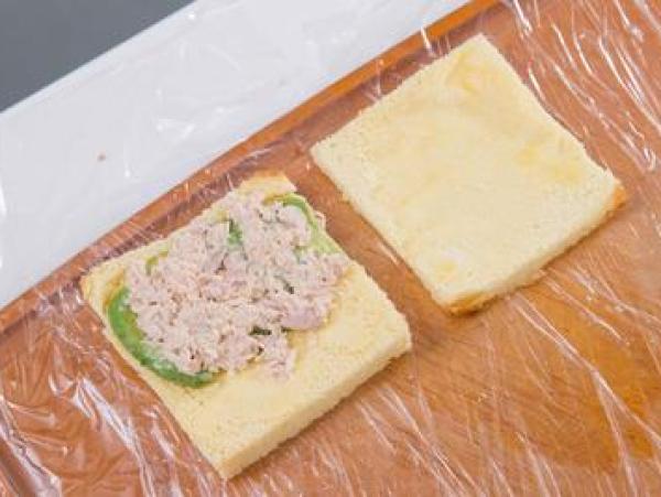 Thưởng thức sandwich cuộn lạ miệng và đẹp mắt đúng chuẩn nhà hàng