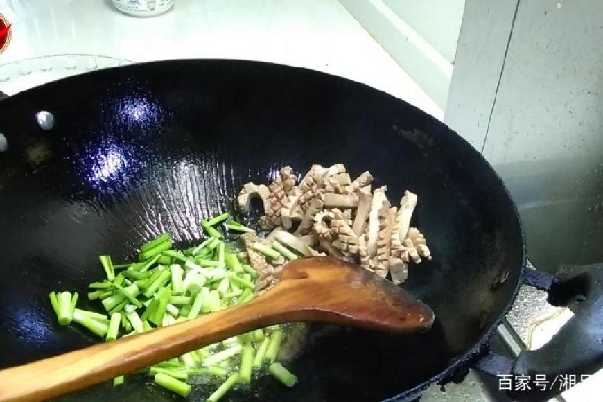 Thường xuyên nấu rau "khởi dương" cho chồng, vợ vui mừng nhận ra kết quả