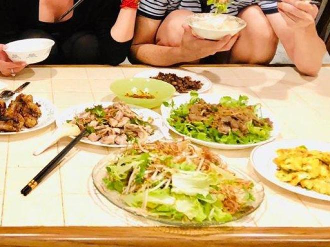 Thúy Nga khoe bữa ăn ngon giữa đêm khuya nhưng ai cũng chú ý chi tiết độc ở Hoài Linh