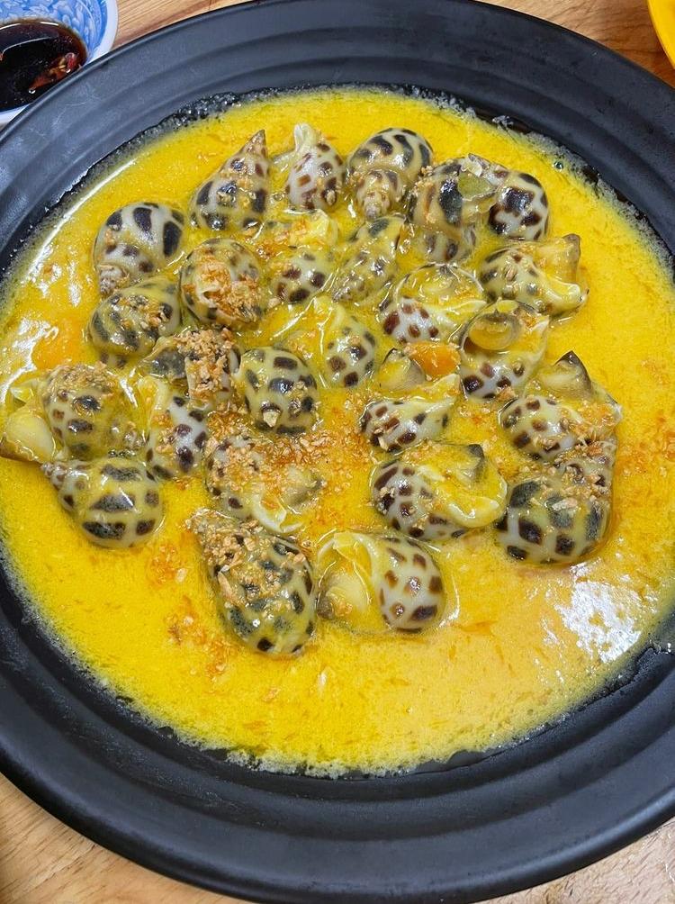 Thúy Ngân xuýt xoa vì món tôm sốt Thái