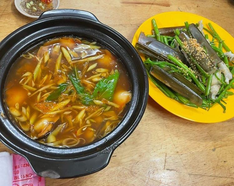Thúy Ngân xuýt xoa vì món tôm sốt Thái