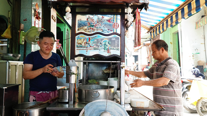 Tiệm mì 70 năm ở Sài Gòn khởi đầu từ gánh hàng rong