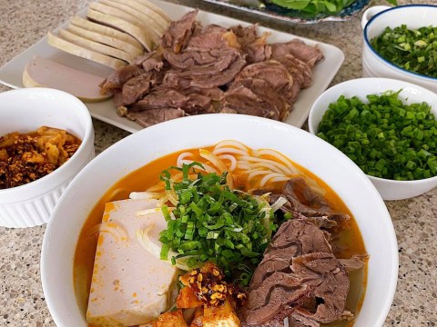 to bun bo hap dan cua tang thanh ha Tô bún bò hấp dẫn của Tăng Thanh Hà