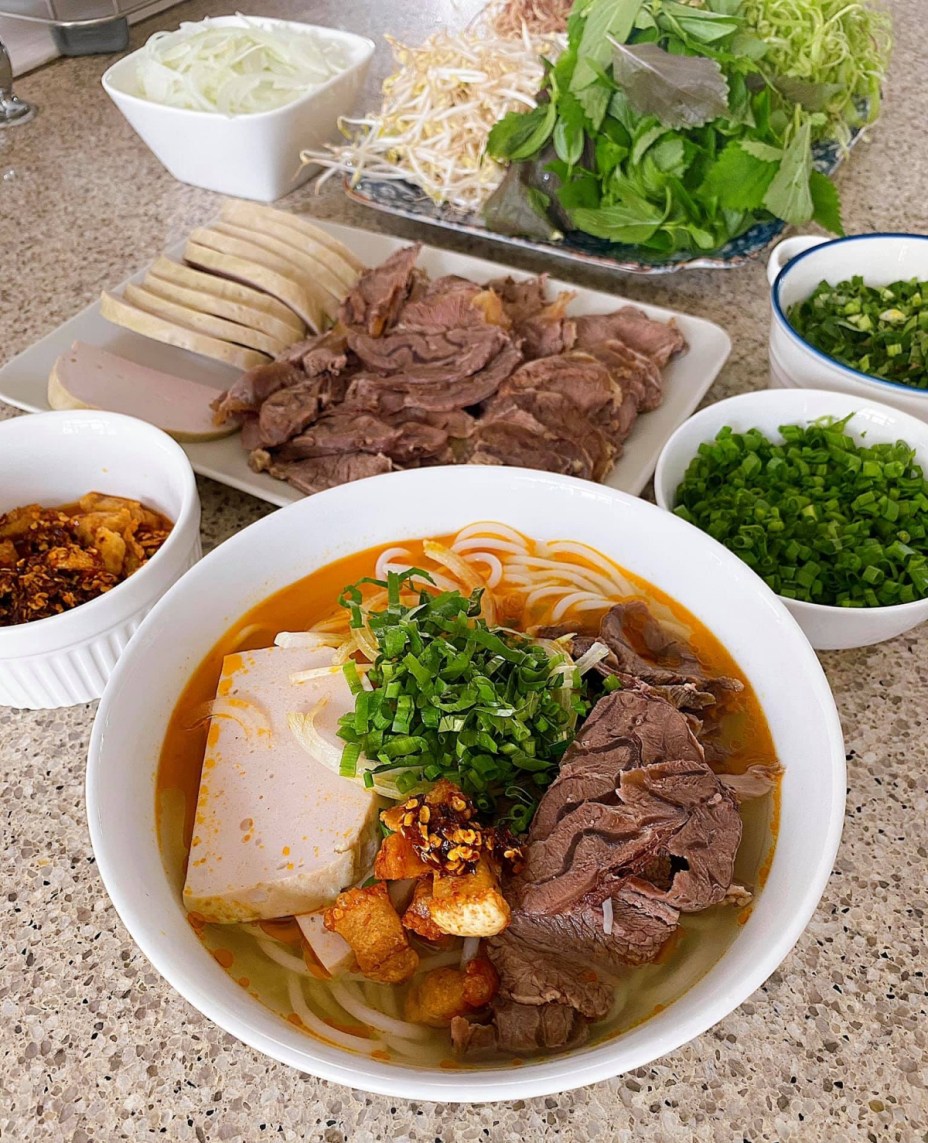 Tô bún bò hấp dẫn của Tăng Thanh Hà