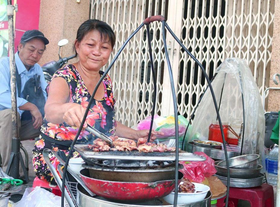 Tô bún thịt nướng vỉa hè giá mắc nhất, nhì Sài Gòn có gì người ta vui vẻ ăn?