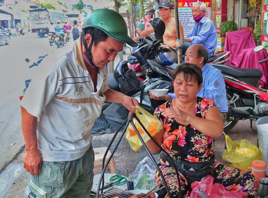 Tô bún thịt nướng vỉa hè giá mắc nhất, nhì Sài Gòn có gì người ta vui vẻ ăn?