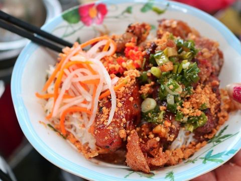 to bun thit nuong via he gia mac nhat nhi sai gon co gi nguoi ta vui ve an Tô bún thịt nướng vỉa hè giá mắc nhất, nhì Sài Gòn có gì người ta vui vẻ ăn?