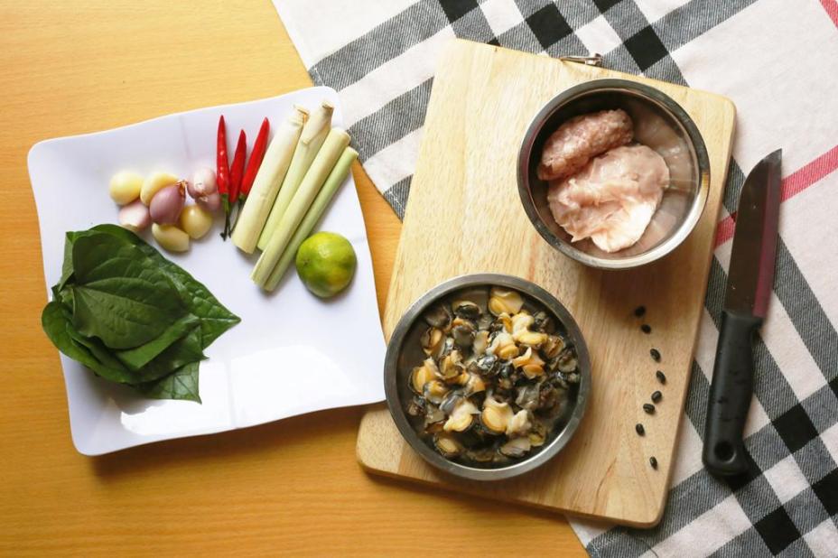 Tối nay ăn gì: Chả ốc lá lốt ngon giòn rụm