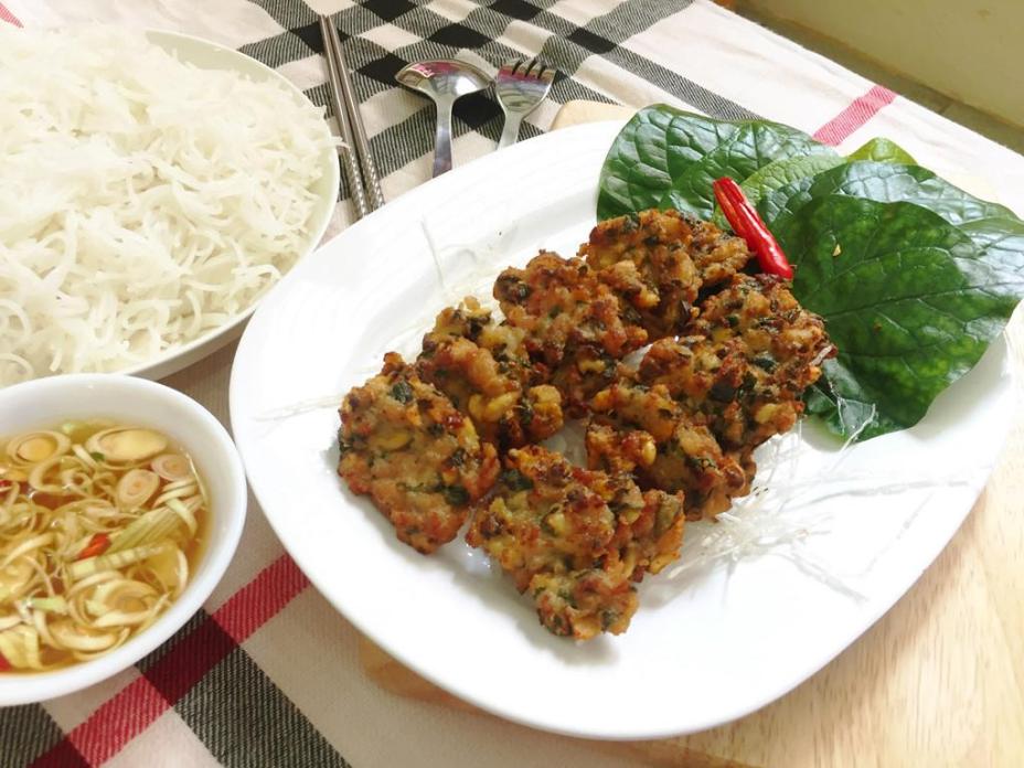 Tối nay ăn gì: Chả ốc lá lốt ngon giòn rụm