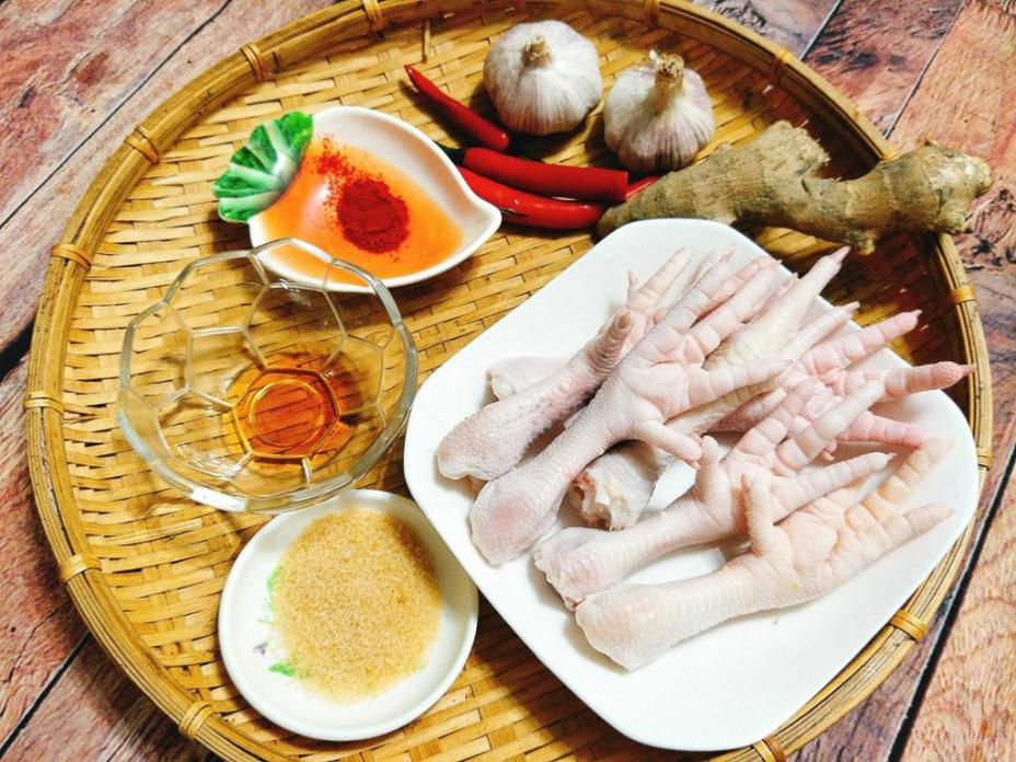 Tối nay ăn gì: Chân gà xào cay lai rai cho bữa tối