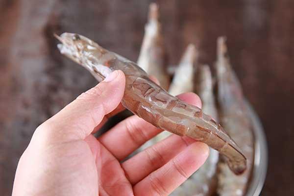 Tôm kho sốt cay hấp dẫn