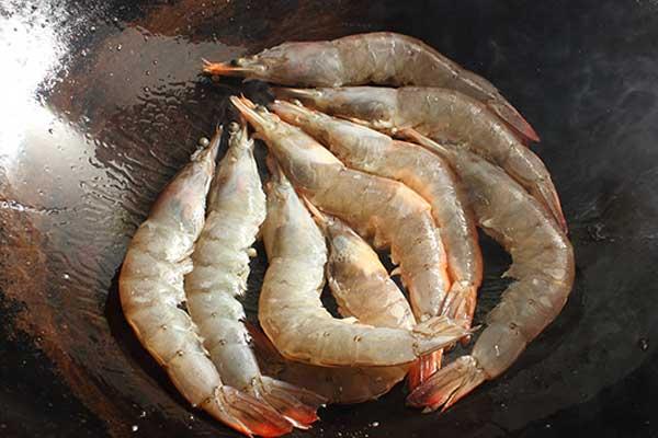 Tôm kho sốt cay hấp dẫn