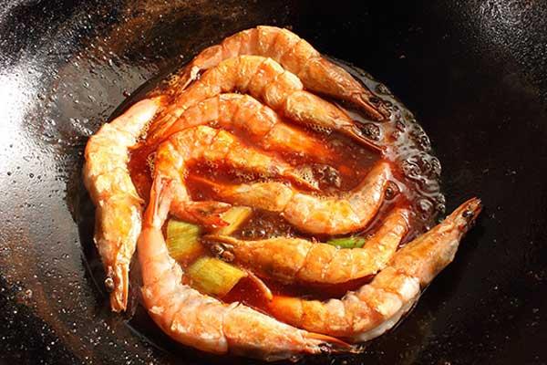 Tôm kho sốt cay hấp dẫn