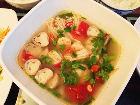 tom yum kung canh tom chua kieu thai Tom Yum Kung - canh tôm chua kiểu Thái