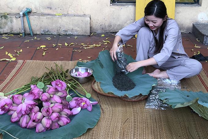 Trà sen hồ Tây - món quà tinh tế ngày hè ở Hà Nội