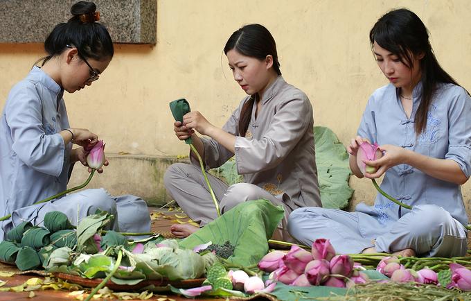 Trà sen hồ Tây - món quà tinh tế ngày hè ở Hà Nội