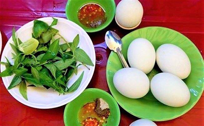 Trứng vịt lộn thành "thuốc độc" nếu ăn theo cách này