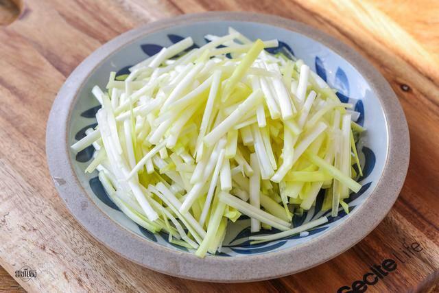 Trứng xào với lá này chưa đầy mấy phút là xong, vừa ngon lại siêu bổ
