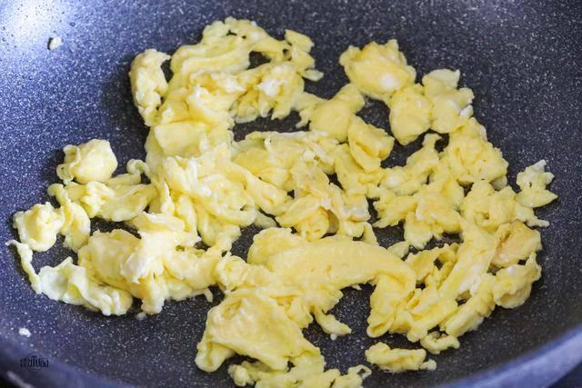 Trứng xào với lá này chưa đầy mấy phút là xong, vừa ngon lại siêu bổ